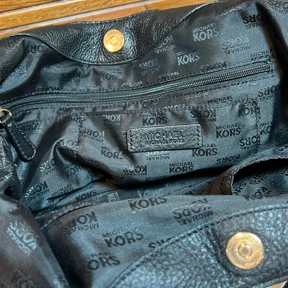 EUC Michael Kors tassel hobo black, pebble leather, satchel shoulder bag